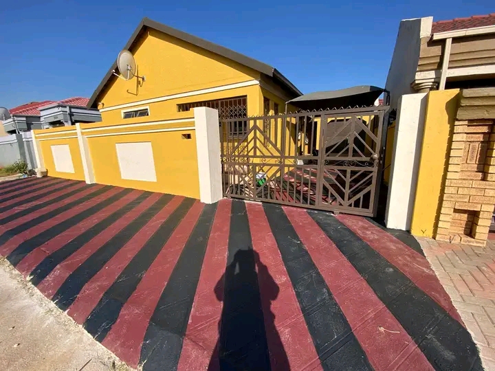 House to rent in eastfield
asked price : r50  in Vosloorus