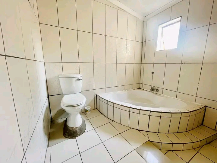 2 bedroom cottage available
6k including ele  in Lombardy East