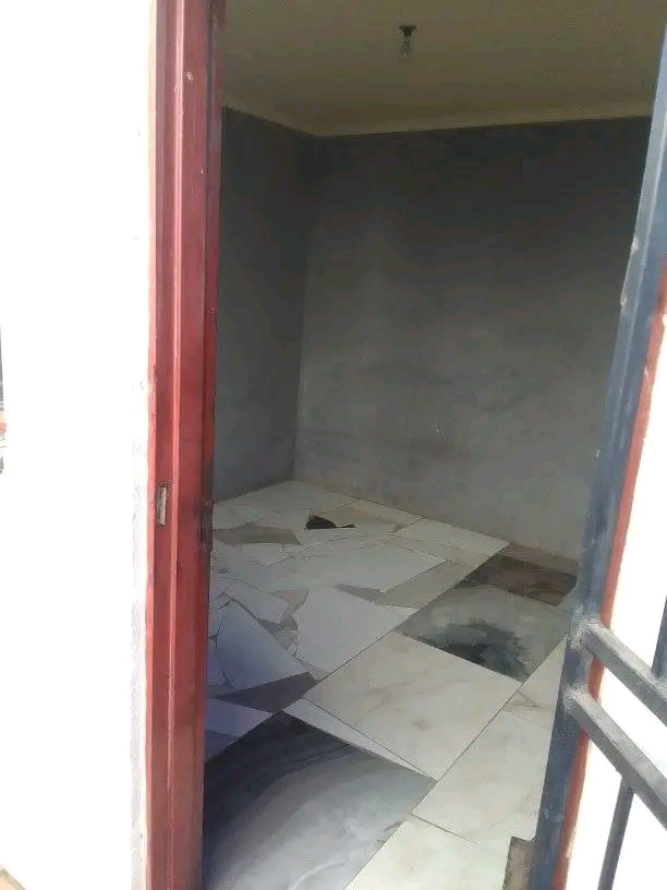 Room agent
r900
mastand available 
free el  in Ivory Park