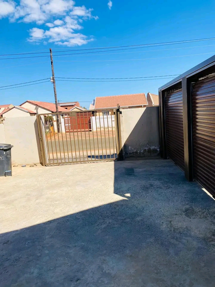 Room to let available now soweto, ext 20 
r1  in Protea Glen