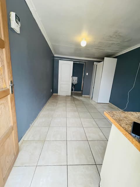 Bachelor unit available for 2,8 
call simon  in Lombardy East