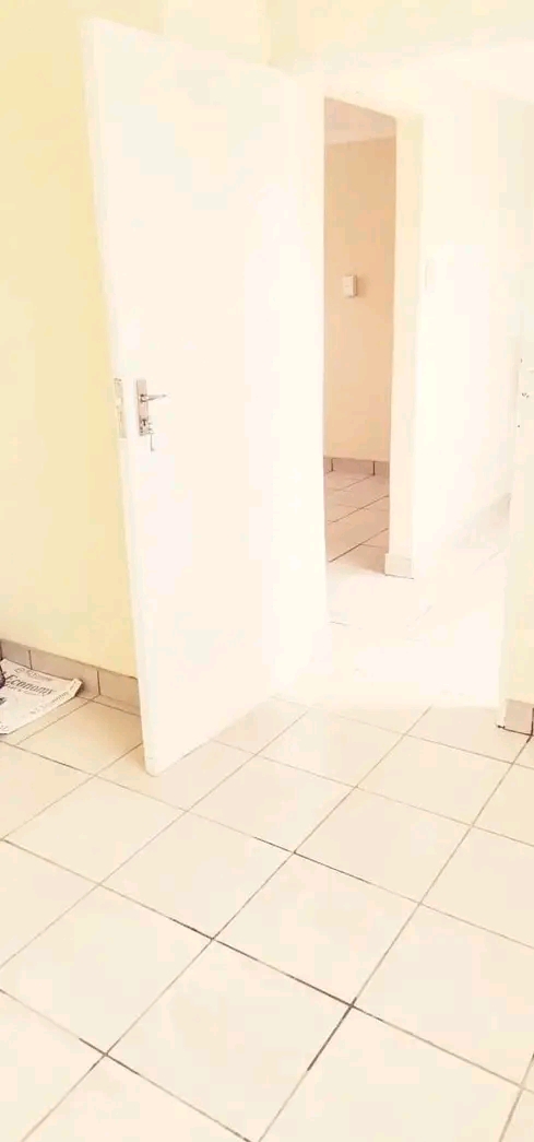 2 rooms to rent in oakmoor for r2200. 1 bedro  in Tembisa