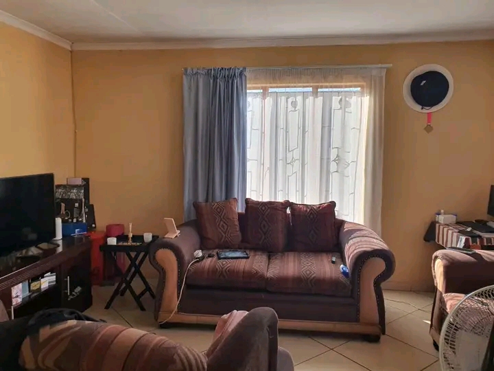 Area:ext 6 house for rental 
rent: r4500
de  in Vosloorus