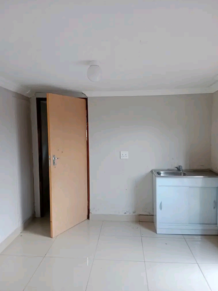 Big outside room like cottage 
available now  in Orange Grove