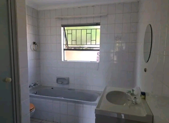 Spacious 4-bedroom home for rent – strubenv  in Roodepoort