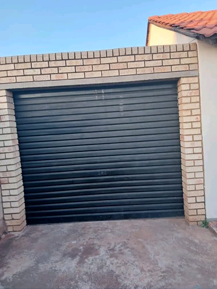 Room to rent ext 25
r1200 + deposit 
contac  in Vosloorus