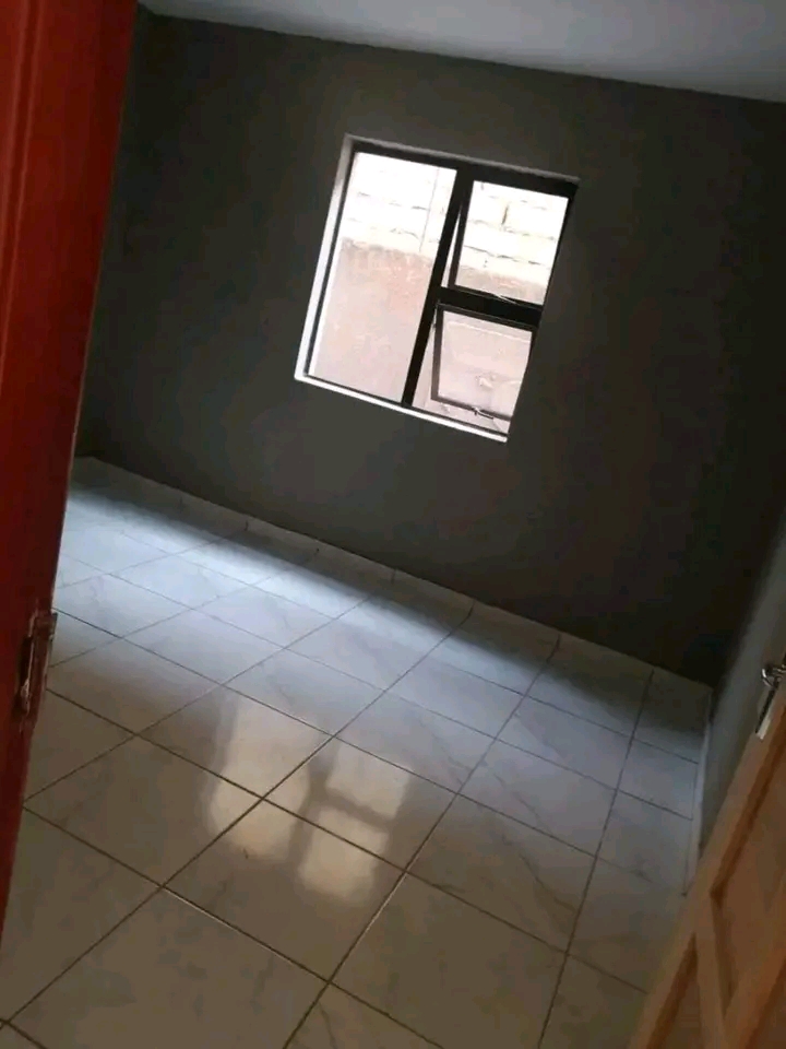 Medium sized room available with shared bathr  in White City Jabavu