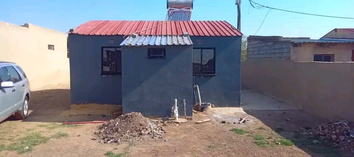 Four room rental available for 2500 plus 1000  in Tsietsi
