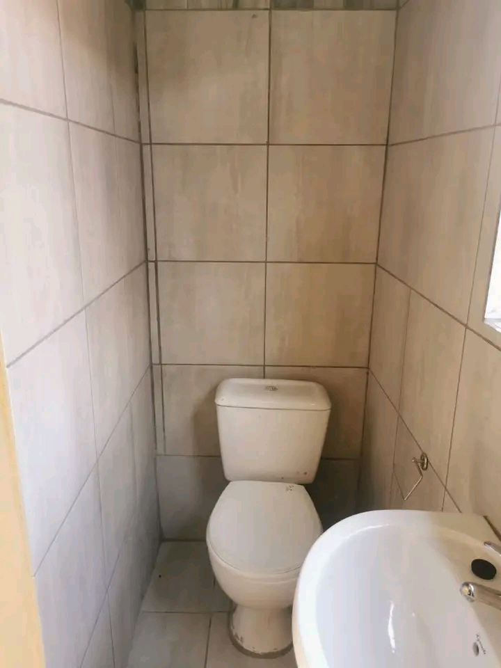 Bachelor cottage available end of july for r2  in Vosloorus