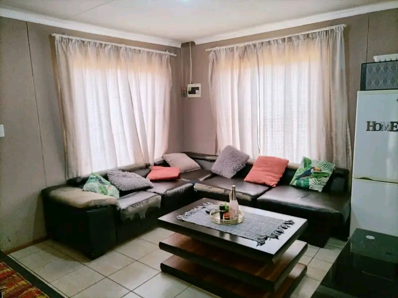 2 bedroom house for rental extension 28(faxeb  in Protea Glen
