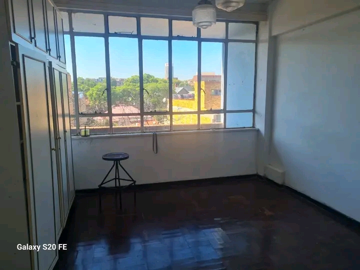 Big room to rent 96 louis botha r2500 includi  in Hillbrow