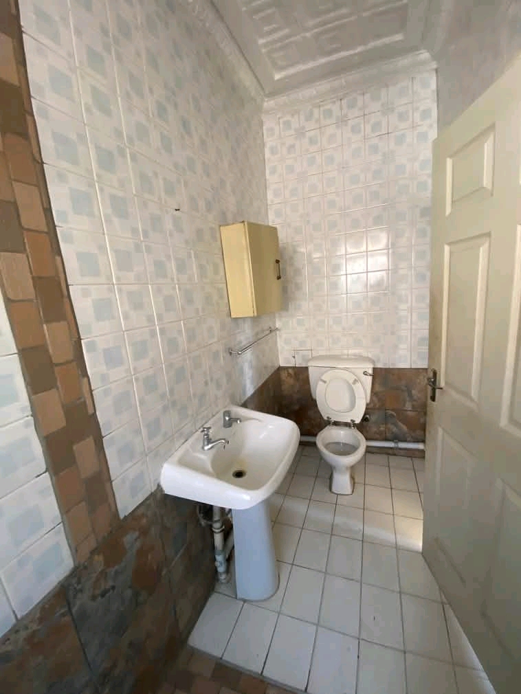 Big bachlor to let ..

bachelor /  room wit  in Bezetenhoud valley