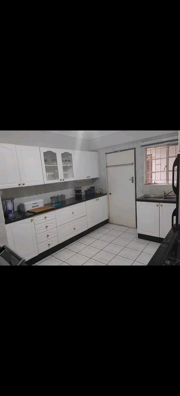 3 fitted bedrooms house,fitted kitchen, loung  in Norkem Park