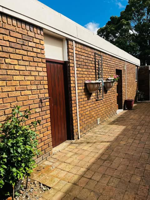 Beautiful 3 bedroom home to rent  comfortably  in Springs