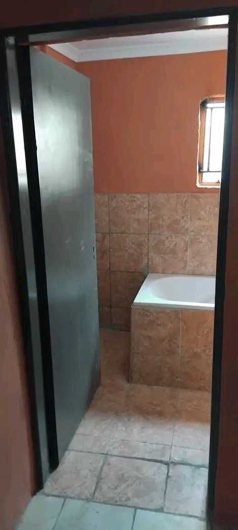 Bachelor available for rent 🏠 centurion ex  in Olievenhoutbosch