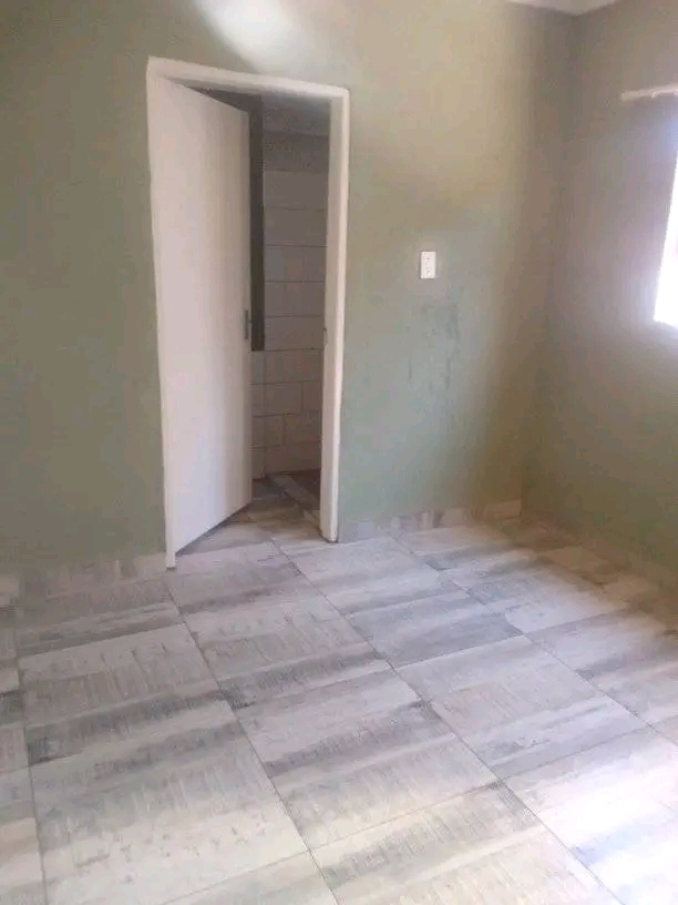 A bachelor at siluma with a shower and toilet  in Thokoza