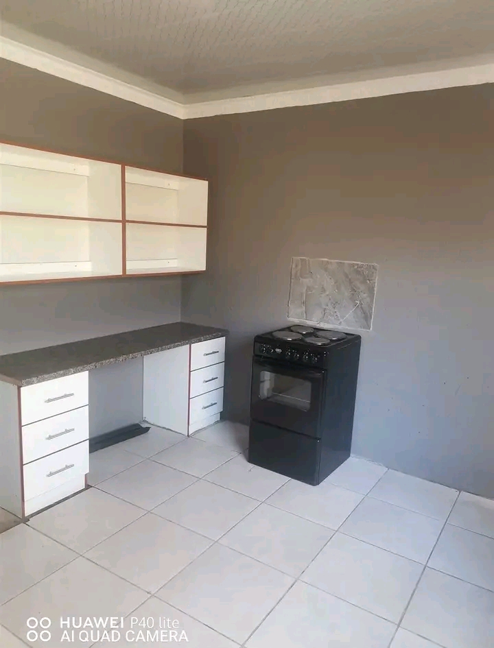 Room to rent in zone 6 for single person r150  in Meadowlands