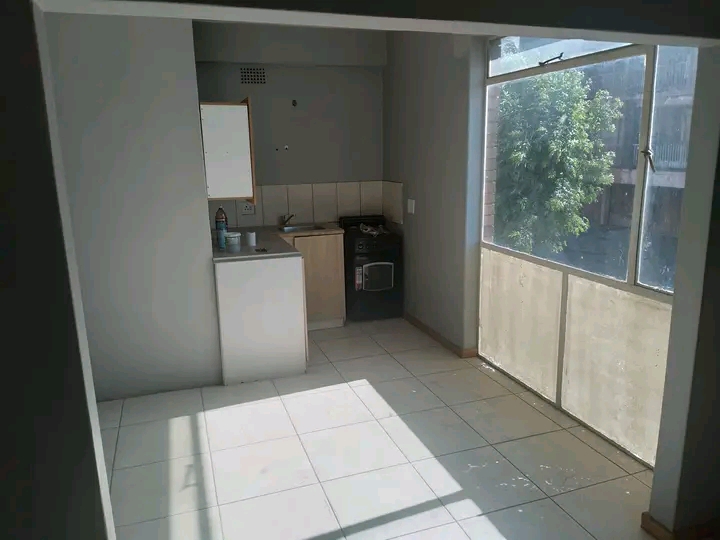 Bachelor flat available at killarney court, n  in Krugersdorp