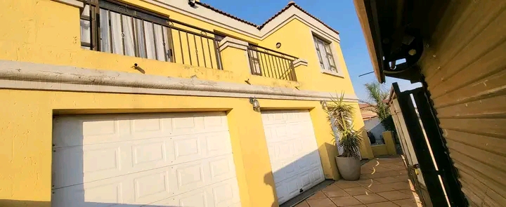 Double story rental. empty & available immedi  in Vosloorus
