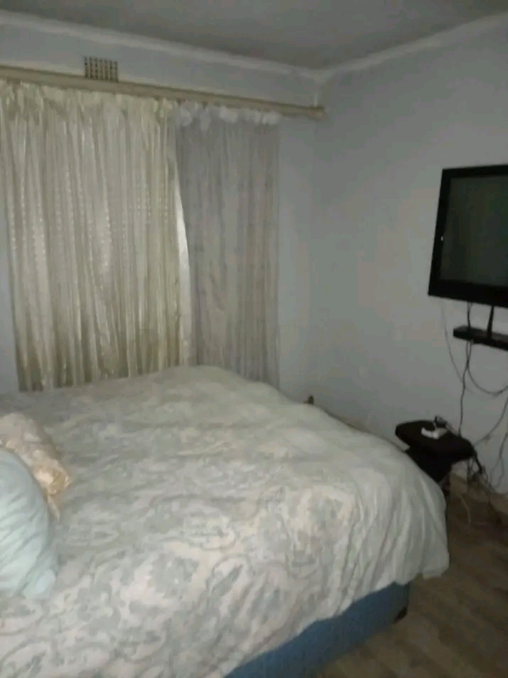 Rental at soweto, three bedrooms, shower and   in Molestane