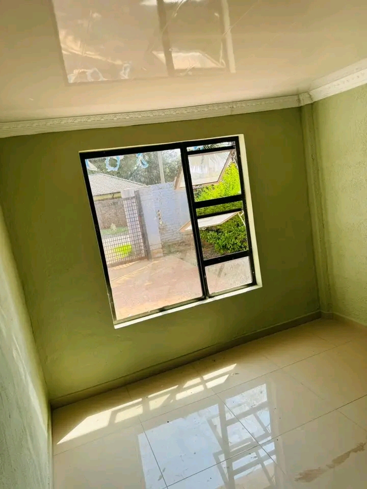 2 fitted bedroom house ,with kitchen, lounge   in Norkem Park
