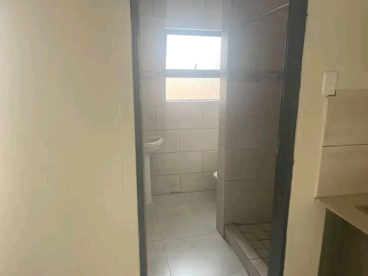 Bachelor room available in ext 36.

bachelo  in Olivenhoutbosch