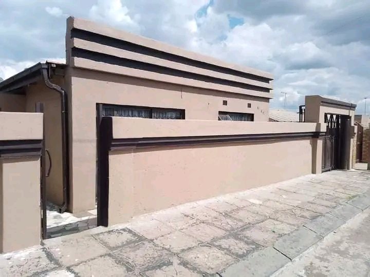 House available for rental in soweto (immedia  in Molestane