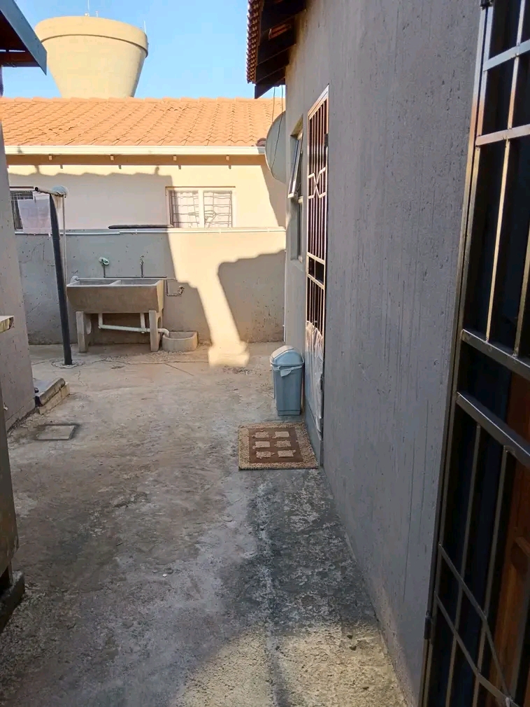 Room with ensuite to rent extension 16, phase  in Protea Glen