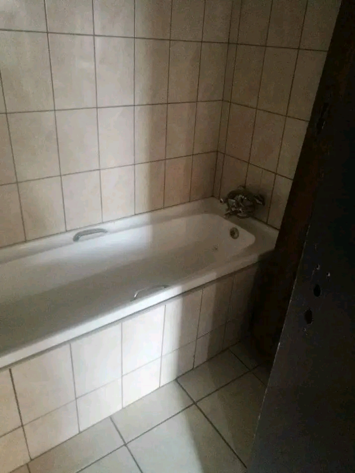 Big room with shared bathroom available immed  in Meadowlands