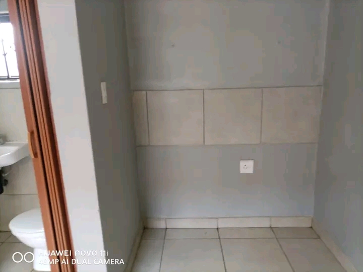 Room to rent (own shower and toilet)  ext 8 p  in Palm Ridge