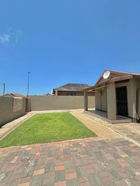 R1500. spacious room available in protea city  in Protea Glen