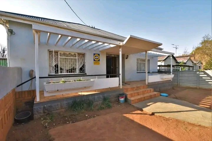 4 bedroom house
2 bathrooms
kitchen 
prepa  in Germiston