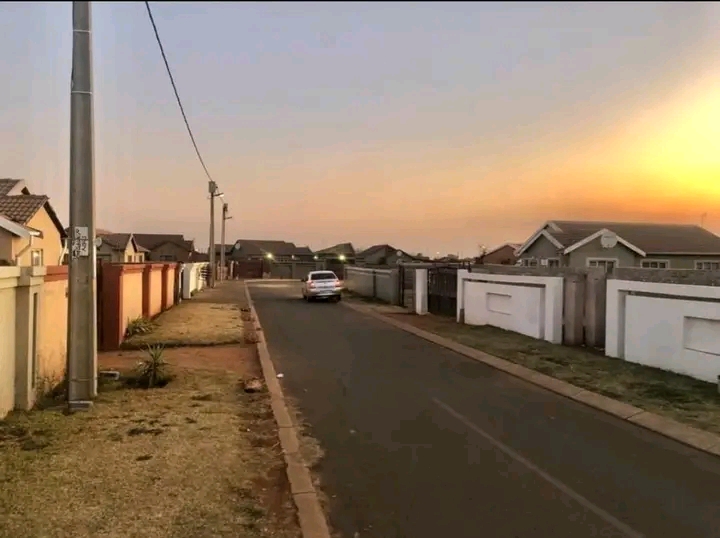 Area:mapleton📍
rent :r6000 plus deposit
  in Vosloorus