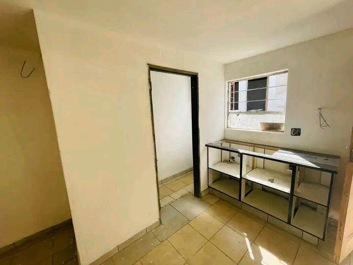 Open plan batchelor cottage with cupboard zin  in Kempton Park