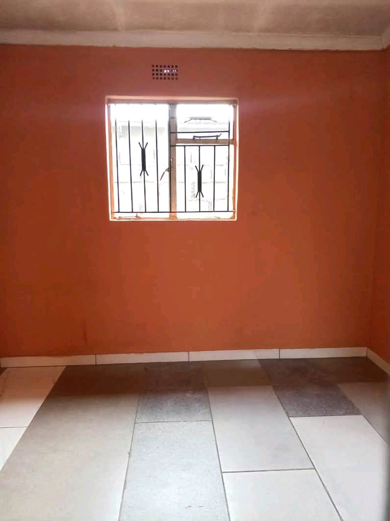 Medium room available rent r1200* water and e  in Dube