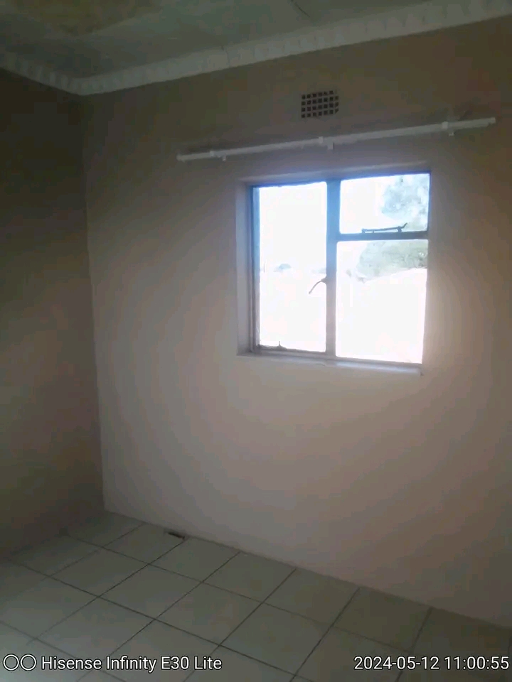 Room available at zone 3 , it s 5minutes walk  in Pimville