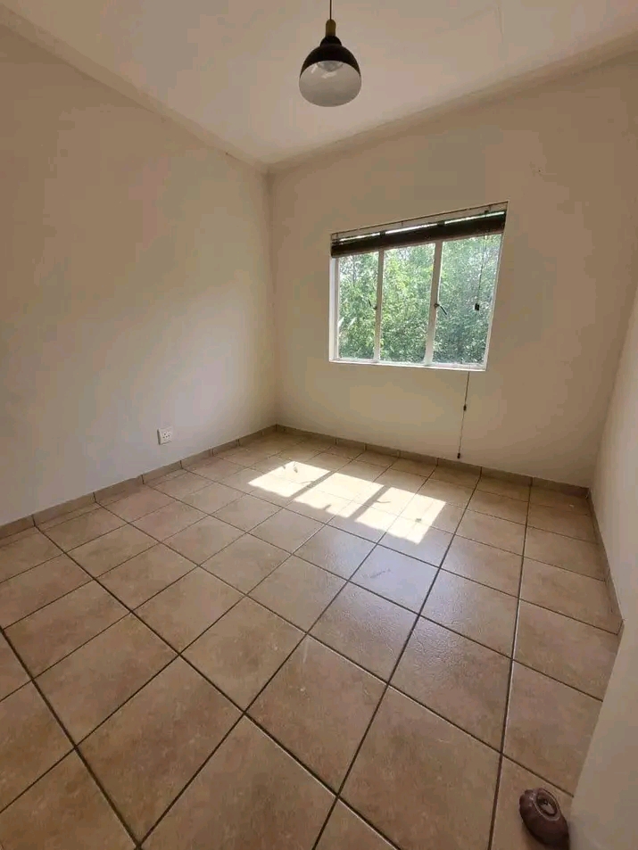 1 separate bedroom cottage with open plan kit  in Esther Park
