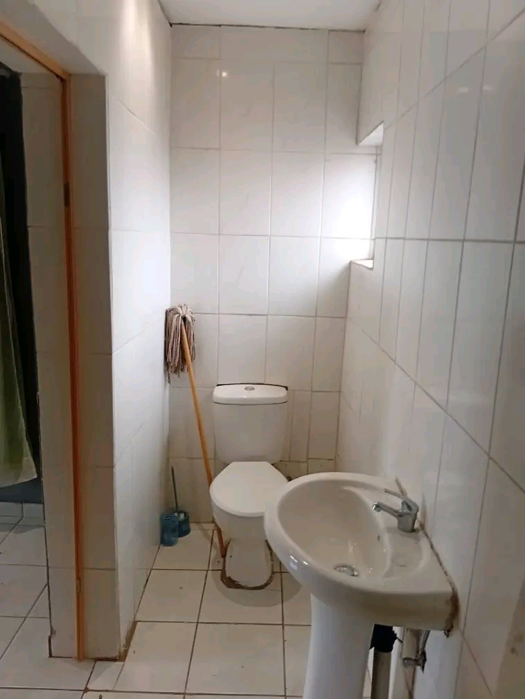 Garage size room available, r2000 rent, depos  in Protea Glen