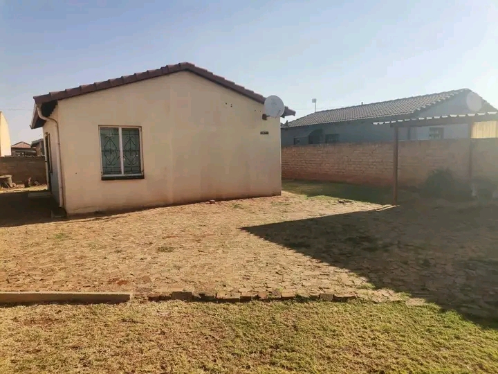 House for rental 
phumula garden
rental r55  in Vosloorus