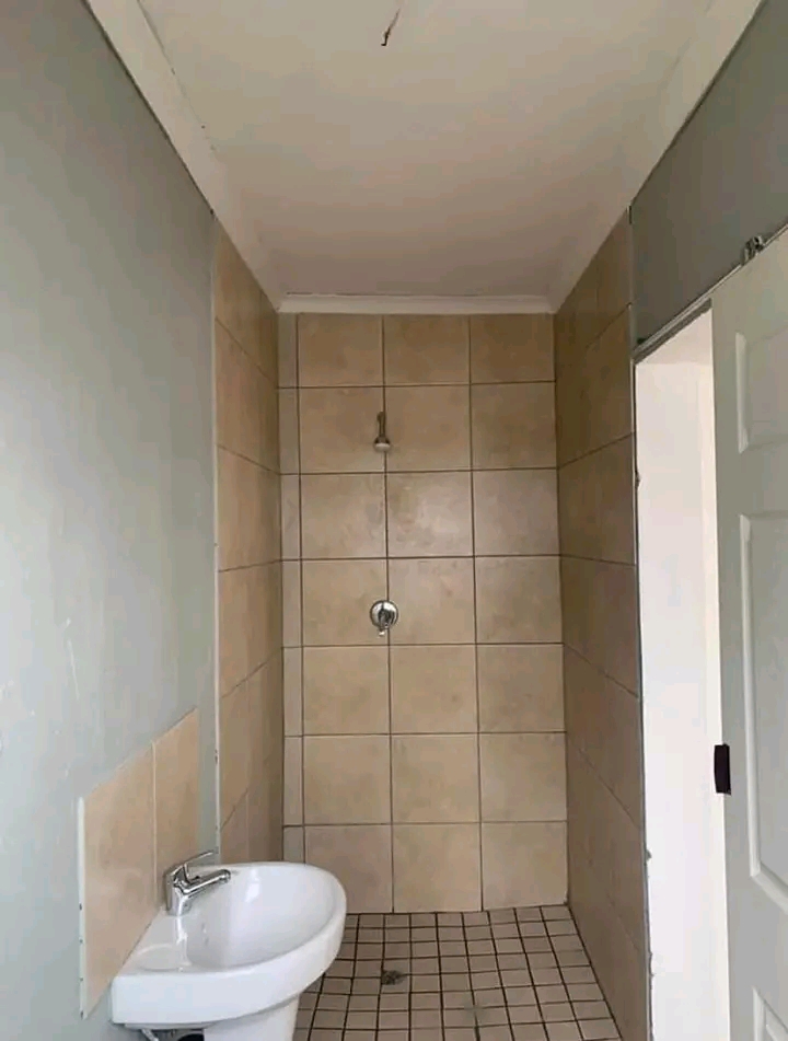 Bachelor units available in ext 31 from 1 aug  in Roodekop