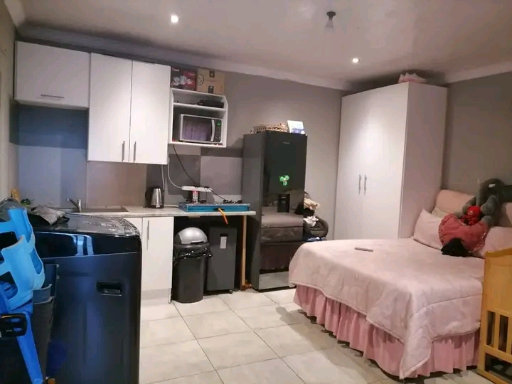 Bachelor available end of november in ex2 for  in Rabie ridge