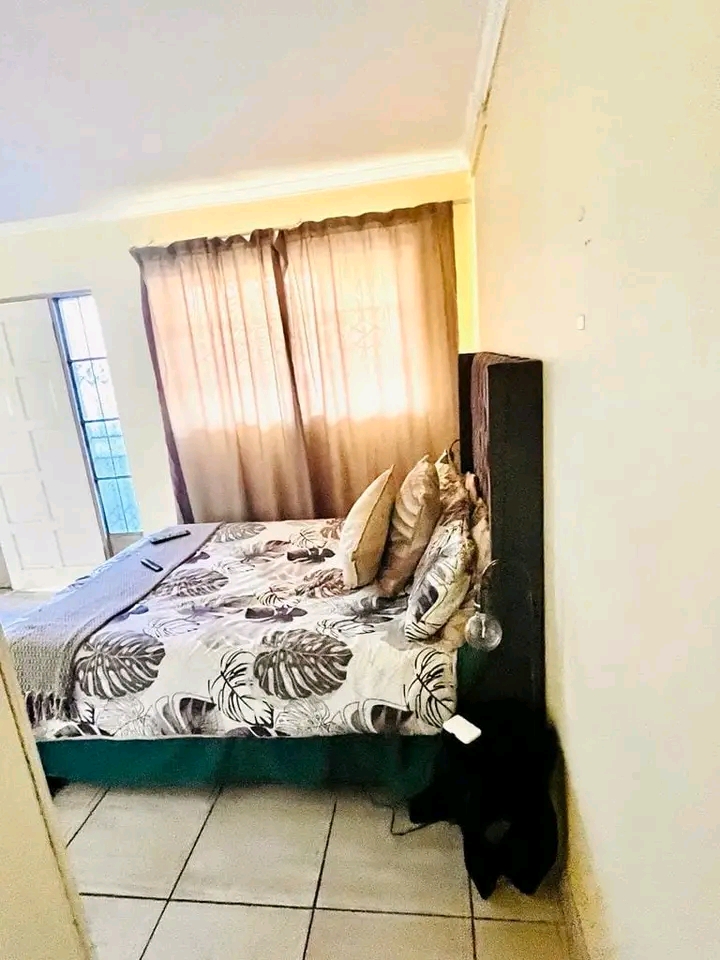 2x bachelor room available from the 1st of de  in Olievenhoutbosch