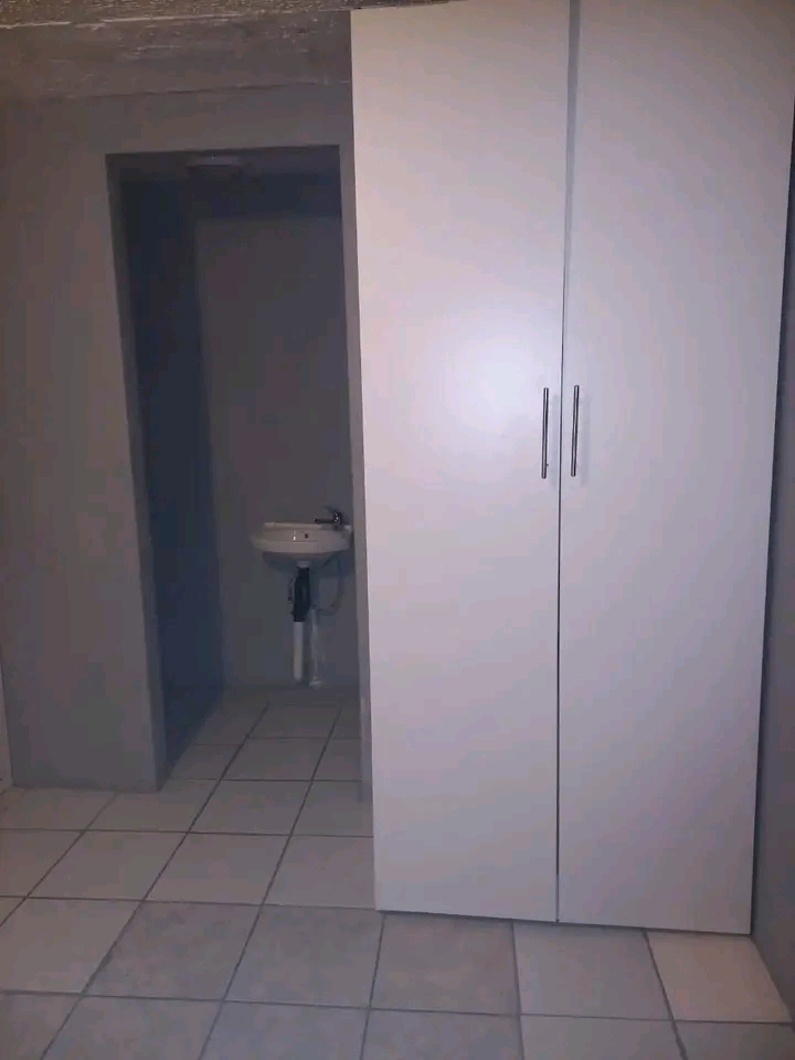 Ensuite room with sink to rent in marimba r18  in Vosloorus