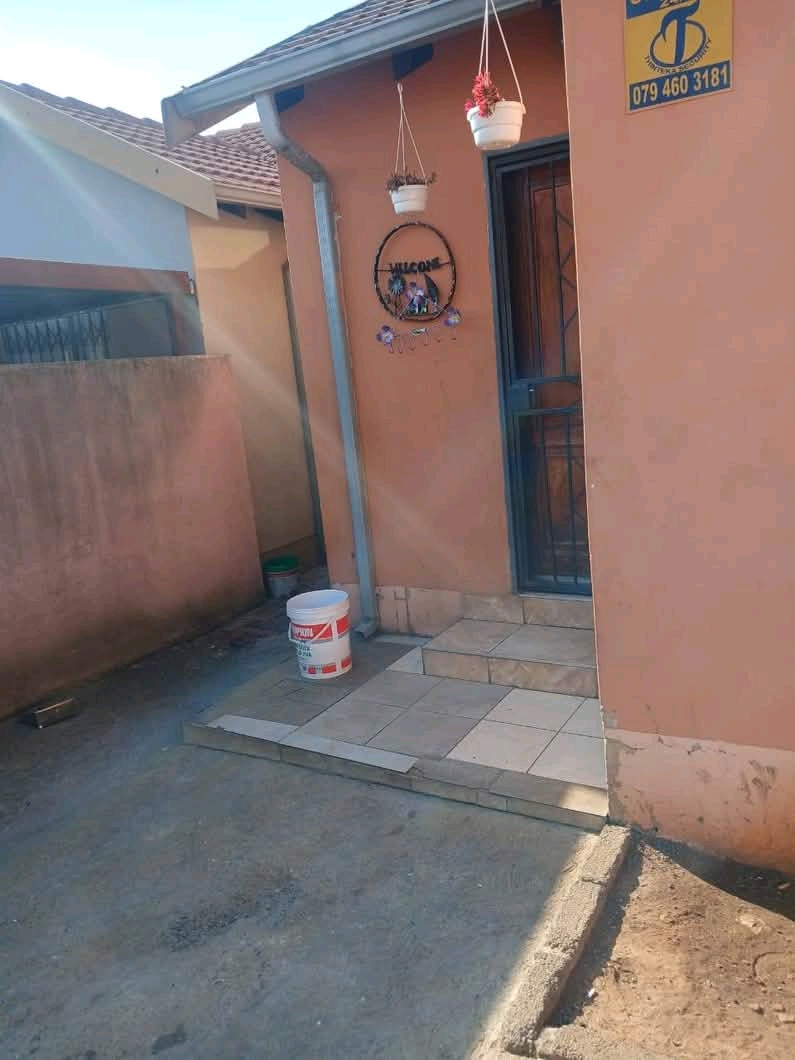 Ext 4  whatsupp me
rent r5500 
deposit r550  in Fleurhof