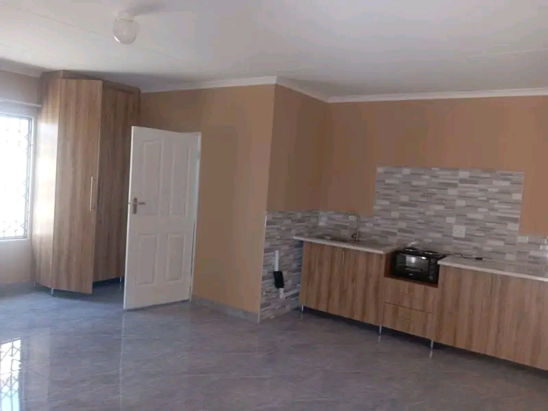 Bachelor available tlamatlama extension r4000  in Tembisa