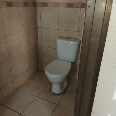 En-suite room to rent in ext. 8
bachelor roo  in Protea Glen