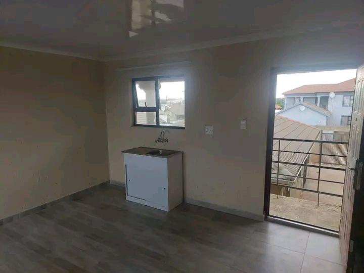 Bachelor flats to rent at ext.31 for r2300 pl  in Protea Glen