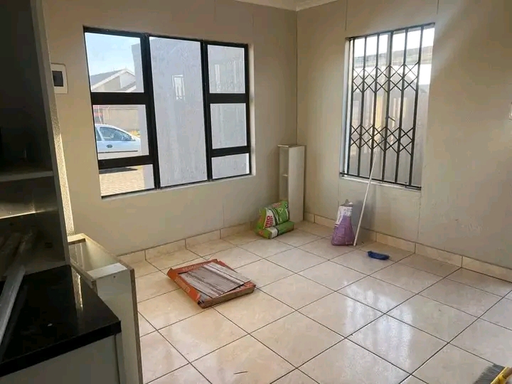 3 bedrooms with bic 
lounge 
kitchen with b  in Windmill Park