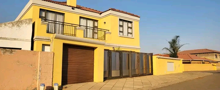 Double story rental. empty & available immedi  in Vosloorus