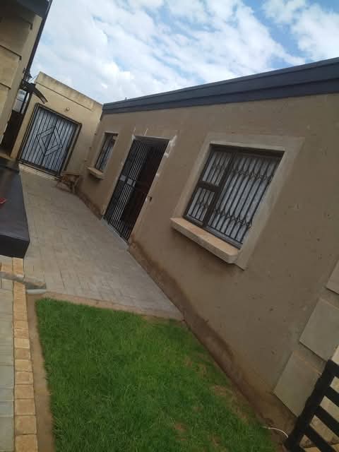 Specious room to rent from 1st of feb...2025   in Orange Farm